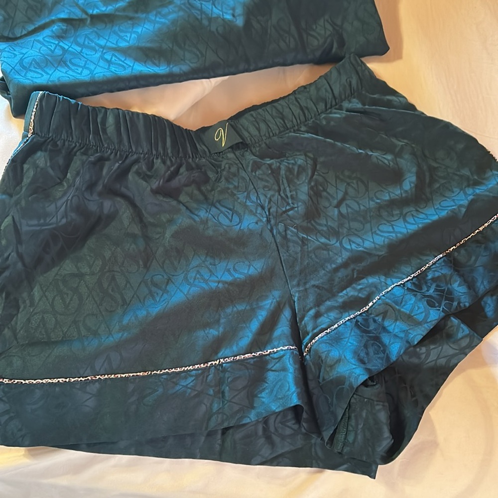 Victoria’s Secret Elegant Green Satin Sleepwear Set - Picture 3 of 8